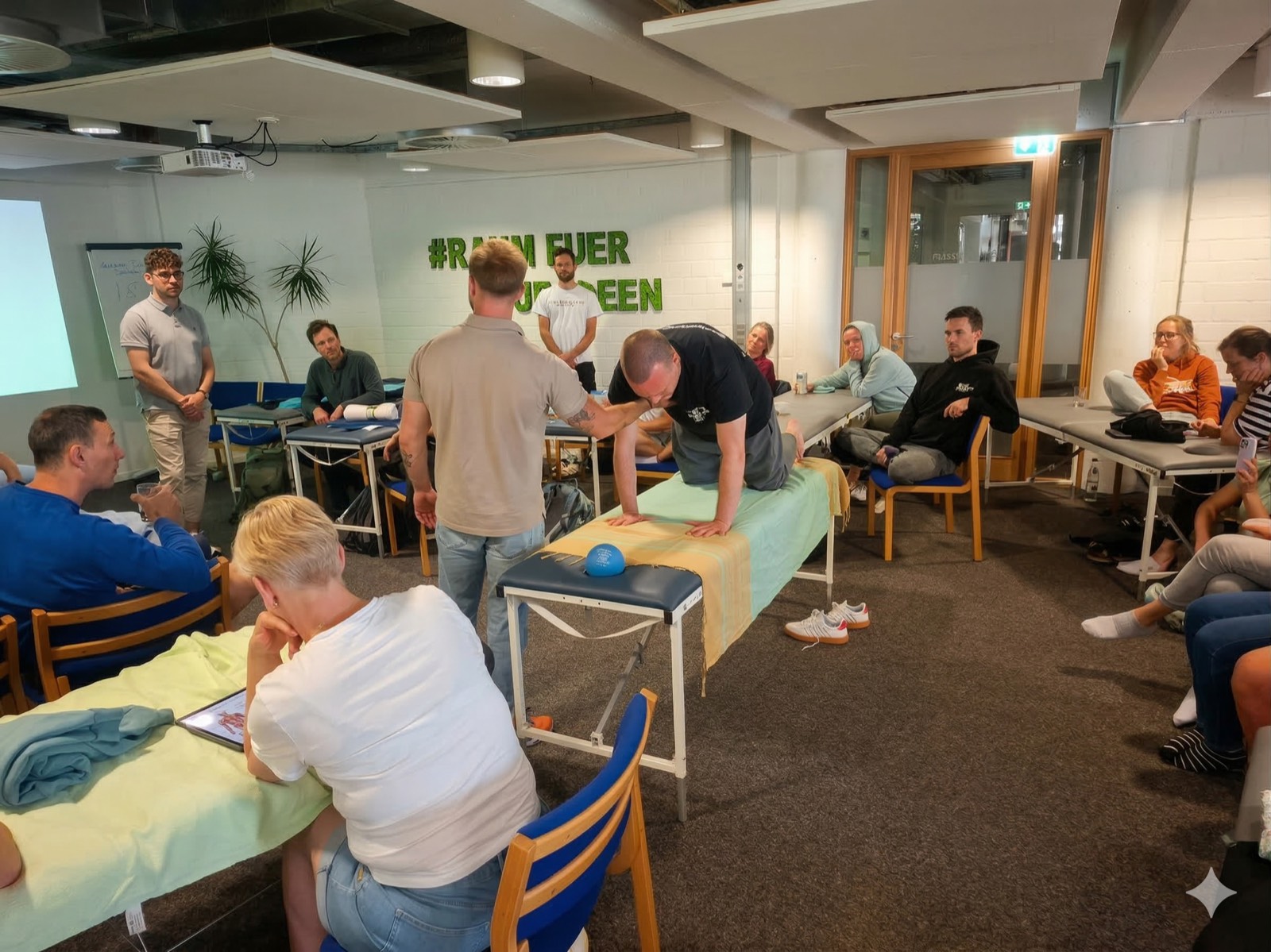 Teilnehmer:innen üben im Beyond Hands-On Seminar